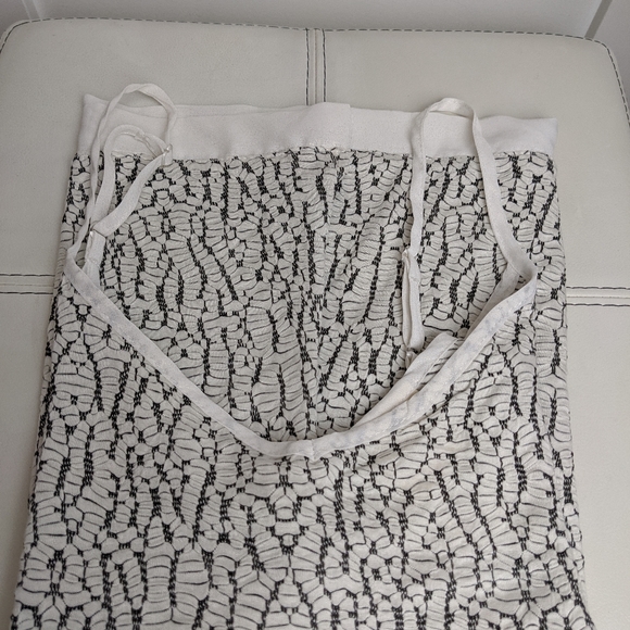 top sleeveless - Picture 3 of 8